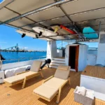 Teakhouten zonnedek voor expeditiejacht Maritime Wood Products