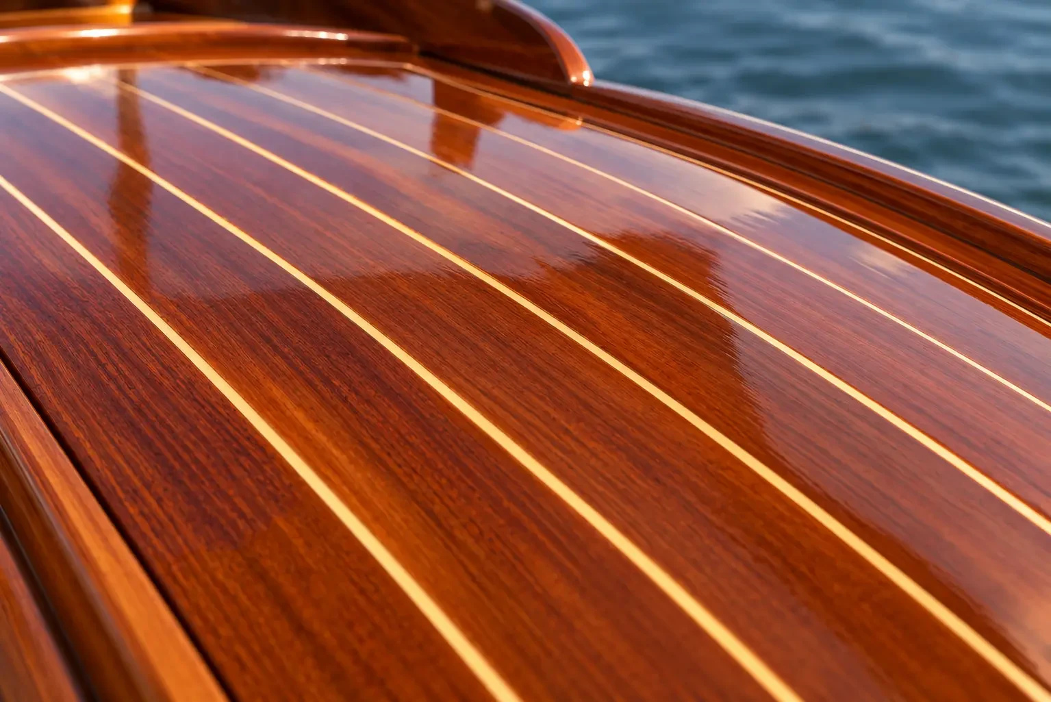 Platelage de pont en acajou verni - Maritime Wood Products