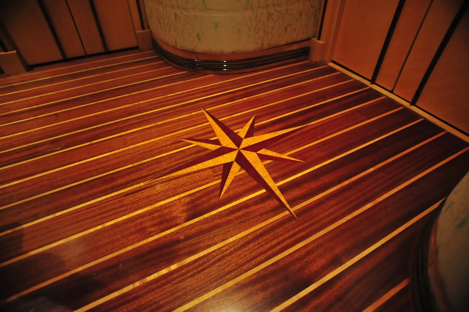 Incrustation de rose des vents sur plancher en teck - Maritime Wood Products
